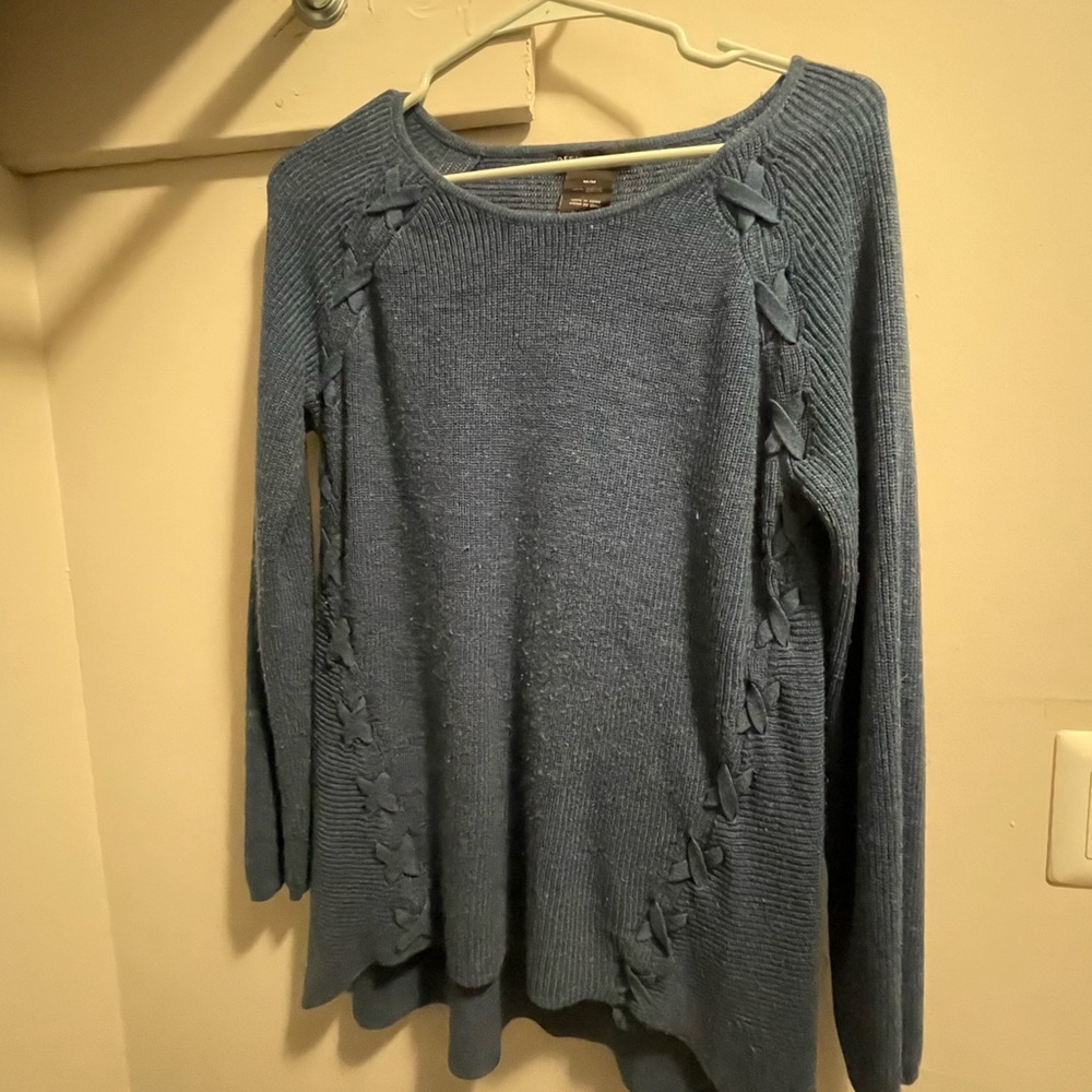 This DesignHistory Blue sweater size Medium is barely used and in good condition